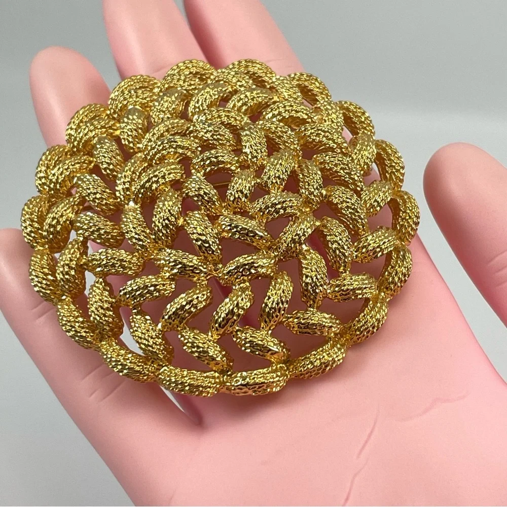 Monet Vintage 1980s Gold Plated Woven Brooch Pin Diamond Cut Statement Elegant